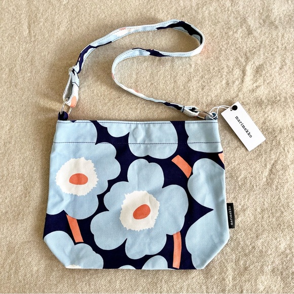 Marimekko Handbags - NWT Marimekko Unikko Blue / Peach Venni Bag